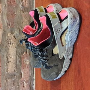 Nike Huarache Run Premium 704830 Desert Moss Mens Size 11